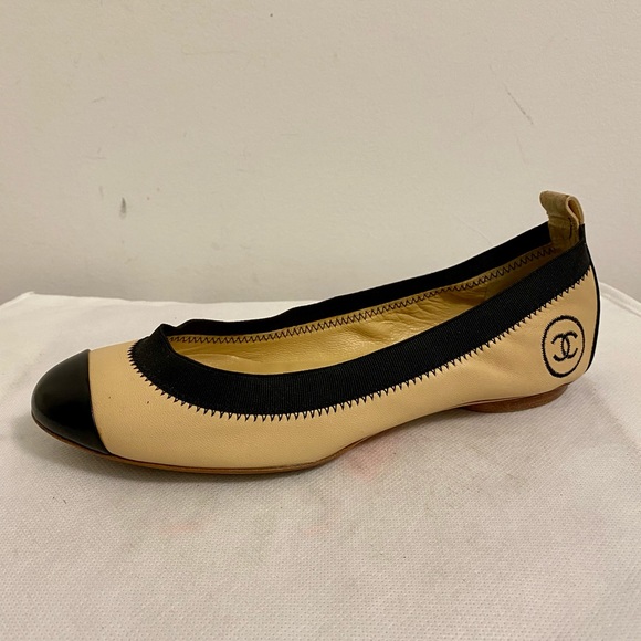 Authentic Chanel 2 tones flats - Picture 6 of 12